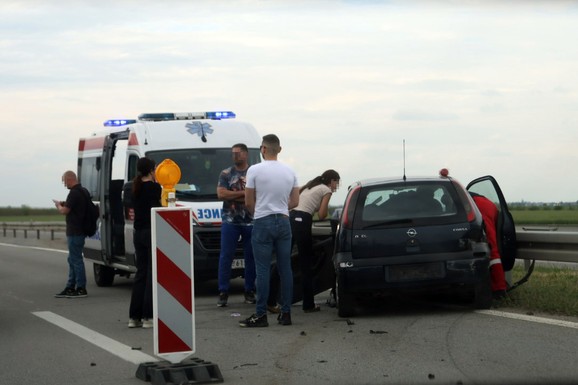 (FOTO) POZNATO U KAKVOM JE STANJU POVREĐENA ŽENA KOD NOVOG SADA U saobraćajnoj nesreći zadobila povrede glave i grudnog koša, prevezena u bolnicu BEZ SVESTI