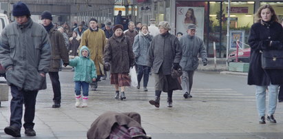 Niesamowite ZDJĘCIA Warszawy z lat 90. Jest szaro, smutno, czasem dziwnie. Czy pamiętasz jeszcze, czym były "szczęki"?