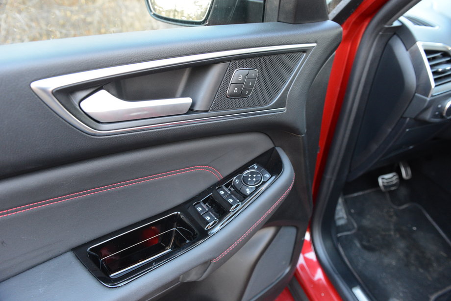 Ford S-Max Hybrid ma wnętrze wykończone starannie, z użyciem dobrej jakości materiałów. Uroku w wersji ST Line dodają efektowne, czerwone przeszycia.