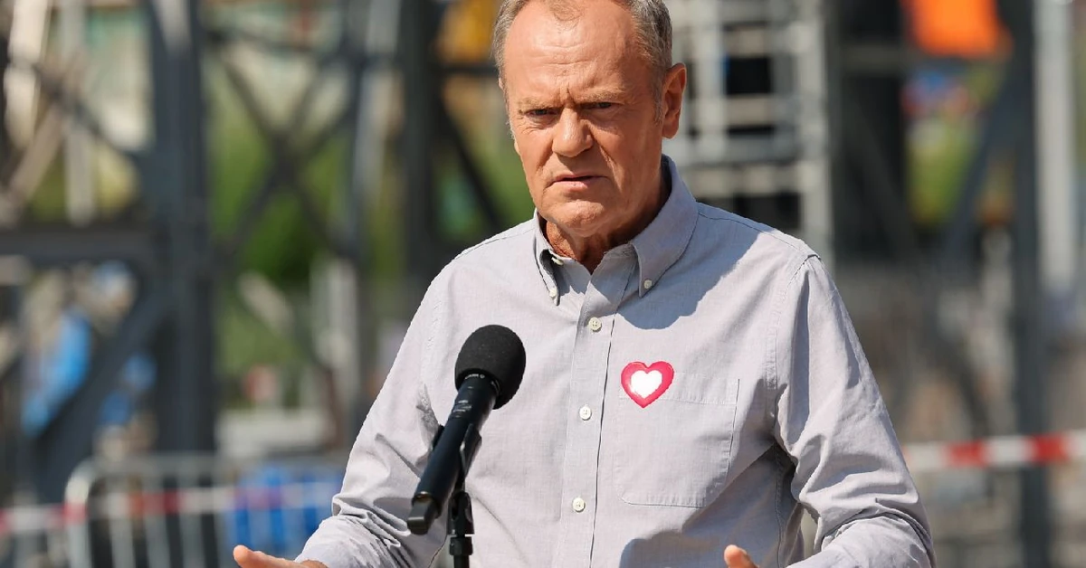 Donald Tusk zaliczył zabawną wpadkę. Nagranie z samolotu robi furorę w sieci