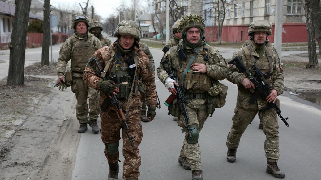 Ukraińscy żołnierze patrolują Siewierodonieck w obwodzie ługańskim. 27 lutego 2022 r. Fot. Anatolii STEPANOV / AFP