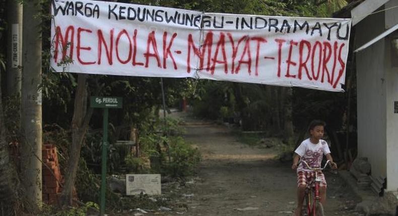 Indonesian village protests plans to bury militant - MetroTV