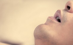 Bruksizm najsilniej daje o sobie znać w nocy. Jak go zwalczyć?