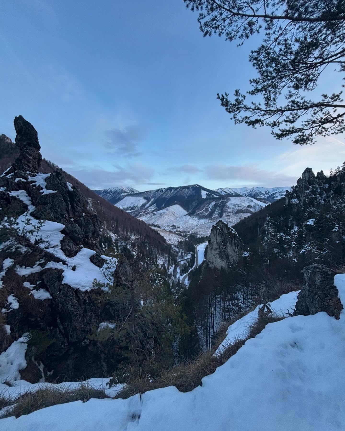 Speváčka Katarína Koščová sa vybrala na zimnú turistiku. 