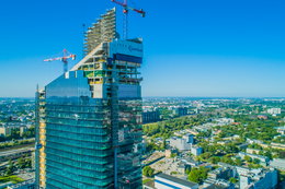 195 metrów nad ziemią. Zobacz wideo, jak powstawał nowy wieżowiec w Warszawie