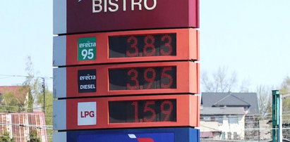 Rekordowo tania ropa. Co z cenami paliw w Polsce?