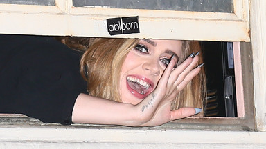 Adele pozdrawia fanów z okna