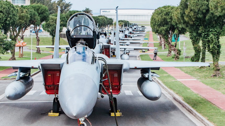 Kolumna samolotów F-15J tuż po opuszczeniu nisko położonego terenu portu lotniczego