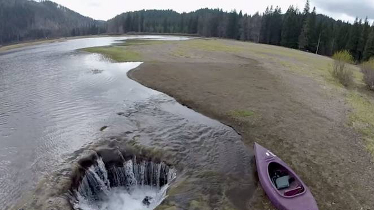 Lost Lake w Oregonie w Stanach Zjednoczonych wydaje się być piękne, spokojne i ciche, jak każde inne w tym stanie. Jednak w lecie tajemnicze wgłębienie zasysa całą wodę jeziora, pozostawiając wokół jedynie piach i łąkę. Niezwykłe zjawisko czyni Lost Lake wyjątkowym i od dziesiątek lat fascynującym naukowców.