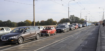 Stoimy w korkach na moście