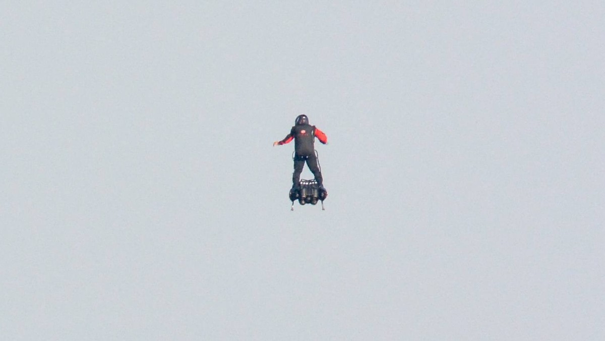 Udany przelot flyboardem nad La Manche