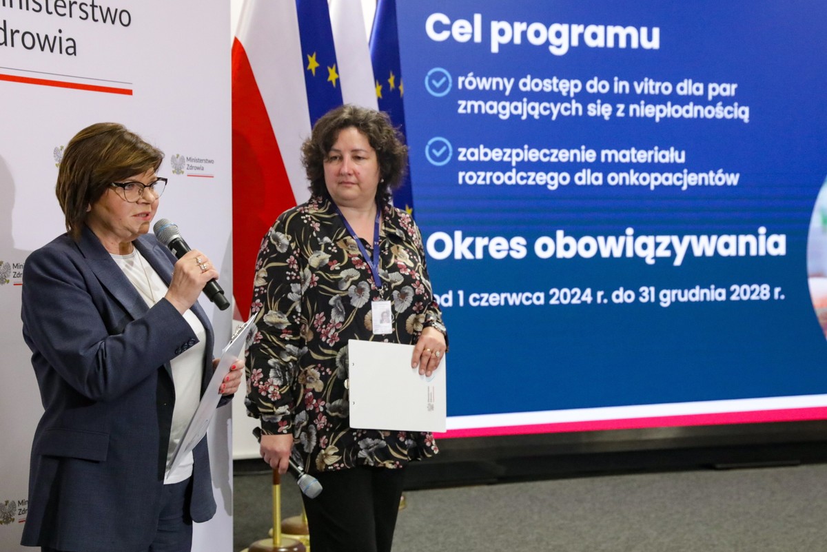Minister zdrowia Izabela Leszczyna przewodnicząca zespołu do spraw opracowania kryteriów programu polityki zdrowotnej leczenia niepłodności Dagmara Korbasińska podczas briefingu prasowego w siedzibie Ministerstwa Zdrowia w Warszawie