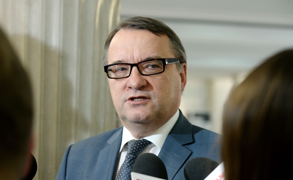 Biernacki o SOP: Polityków wożą młodzi kierowcy, którzy nie wiedzą, jak wyłączyć "bomby" w samochodzie [ROZMOWA]