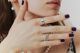 Ovaj lak je izmišljen za SOFISTICIRANI manikir i KRATKE NOKTE: Ova bogata nijansa savršeno se slaže i uz kežual, ali i poslovne autfite i baš je VANVREMENSKI