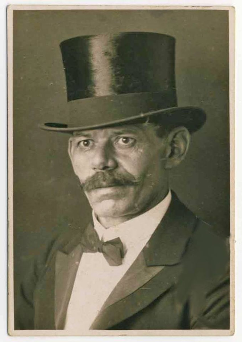 Karlo Dragutin Hart bio je oženjen i imao četvoro dece. Umro je u Sarajevu 60-ih godina 20. veka