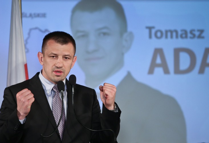 <b>Tomasz Adamek z listy Solidarnej Polski</b>
<br>
<br>
Znany bokser ubiega się o mandat posła w Parlamencie Europejskim z pierwszego miejsca na liście Solidarnej Polski w okręgu śląskim.
<br>
<br>
Pochodzący z Gilowic Tomasz Adamek był zawodowym mistrzem świata w wadze półciężkiej i junior ciężkiej. Kariera bokserska 37-letniego pięściarza zmierza jednak ku końcowi, dlatego zapewne zdecydował się na start w wyborach do PE.