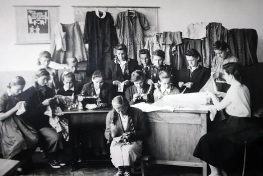 Učiteljica uči seoske devojke da kroje i šiju