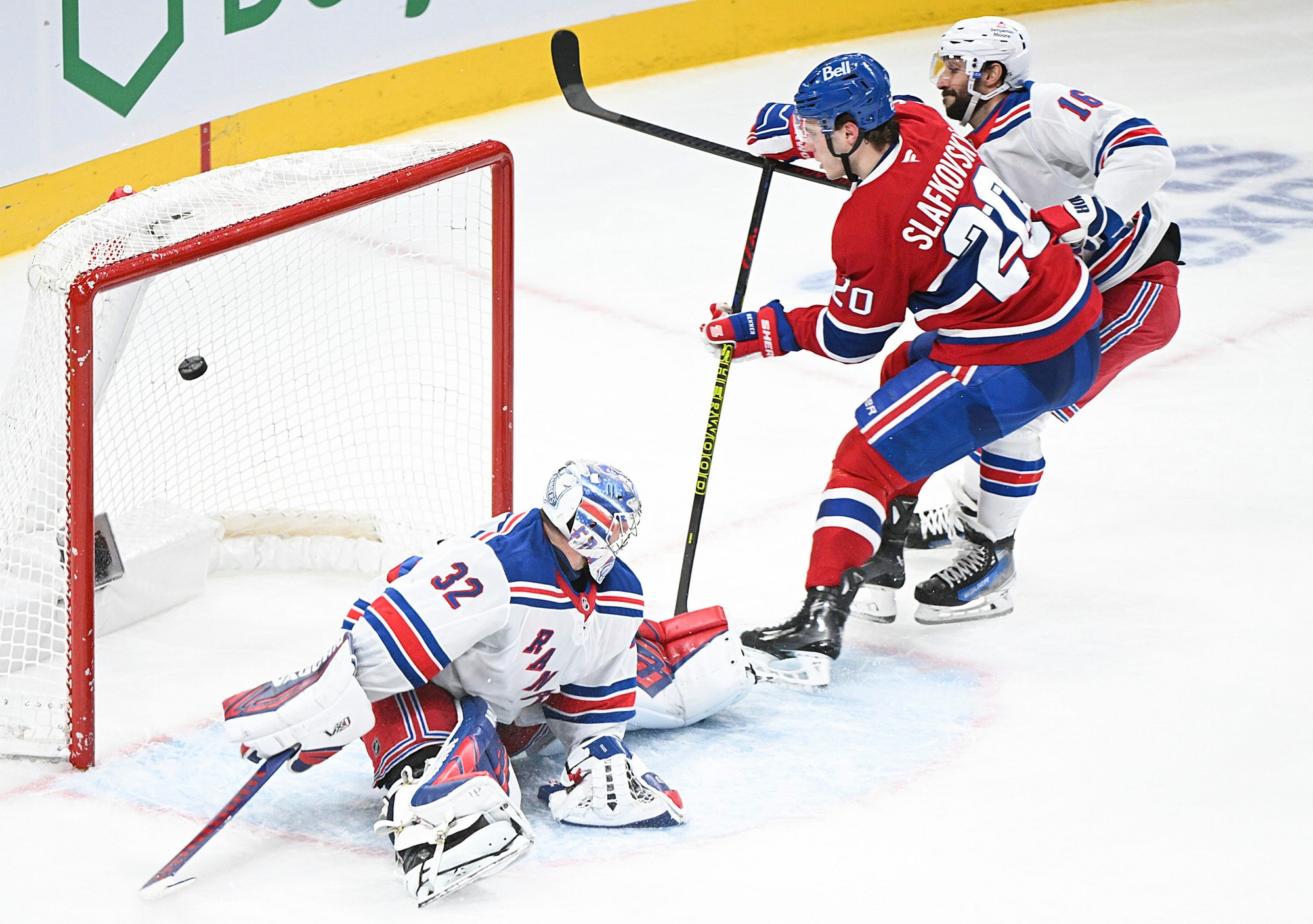 Juraj Slafkovský (Montreal Canadiens) strieľa gól do siete New Yorku Rangers.