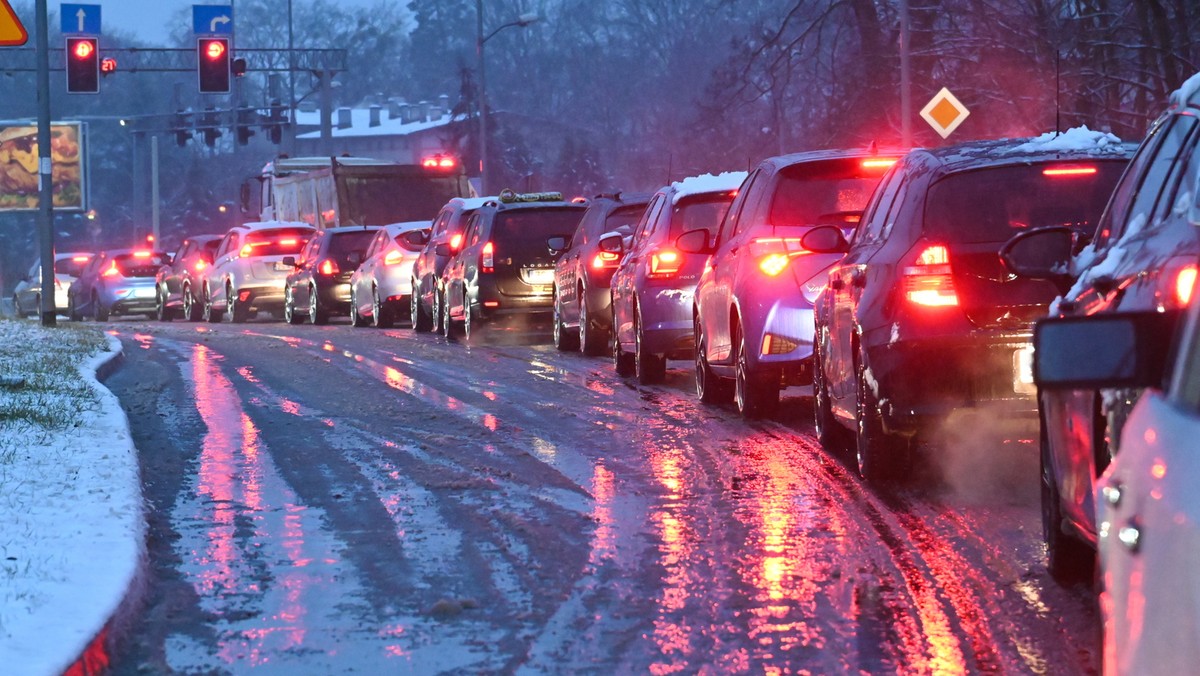 Zarówno PKP, jak i eksperci ostrzegają przed trudną sytuacją na kolei i drodze pogołoledzi [Źródło: Onet]