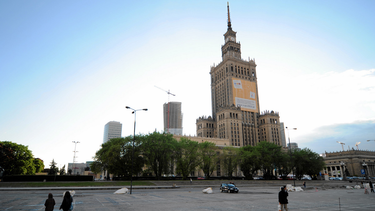 Już 8 czerwca rozpoczyna się Euro 2012. W wielu miastach w Polsce powstaną strefy kibica. Najdroższa z nich ma być w Warszawie. Tam miasto wyłoży 35 mln złotych (z tego 12 mln zł wyłożyła UEFA). Czy koszty stworzenia tych miejsc dla kibiców będą opłacalne? A może zakończy się to tak, jak podczas mistrzostw w Austrii i Szwajcarii, gdzie wielu inwestorów wycofało się z tego wydarzenia?