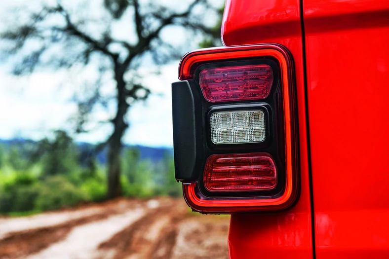 Jeep Gladiator: tylne prostokątne lampy to również charakterystyczny element stylistyki Jeepów