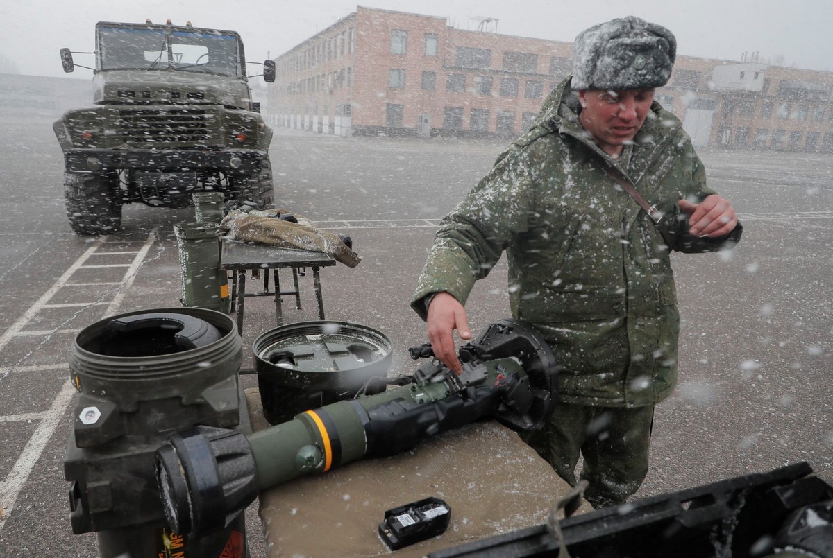 US and UK supply military weapons to Ukraine