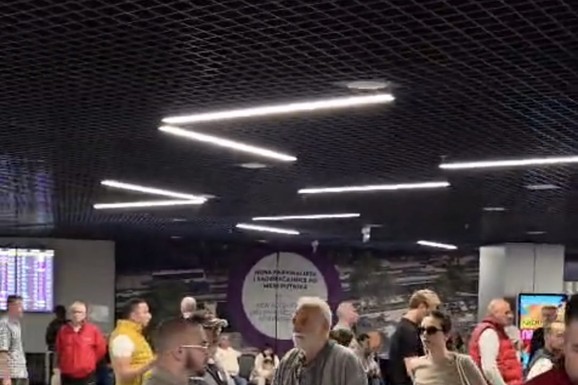 LAZAR RISTOVSKI SA 39 GODINA MLAĐOM DEVOJKOM STIGAO U BEOGRAD Uhvatili smo ih u ležernom izdanju, Anica u belim pantalonama i tamnim naočarima (FOTO)