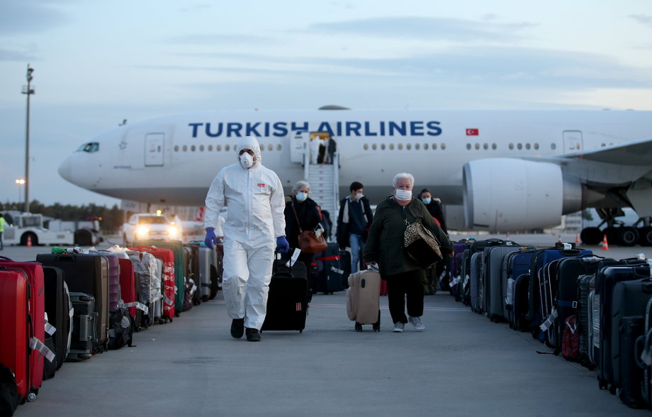 Służby na lotnisku w Turcji towarzyszą pasażerom w opuszczaniu samolotu.
