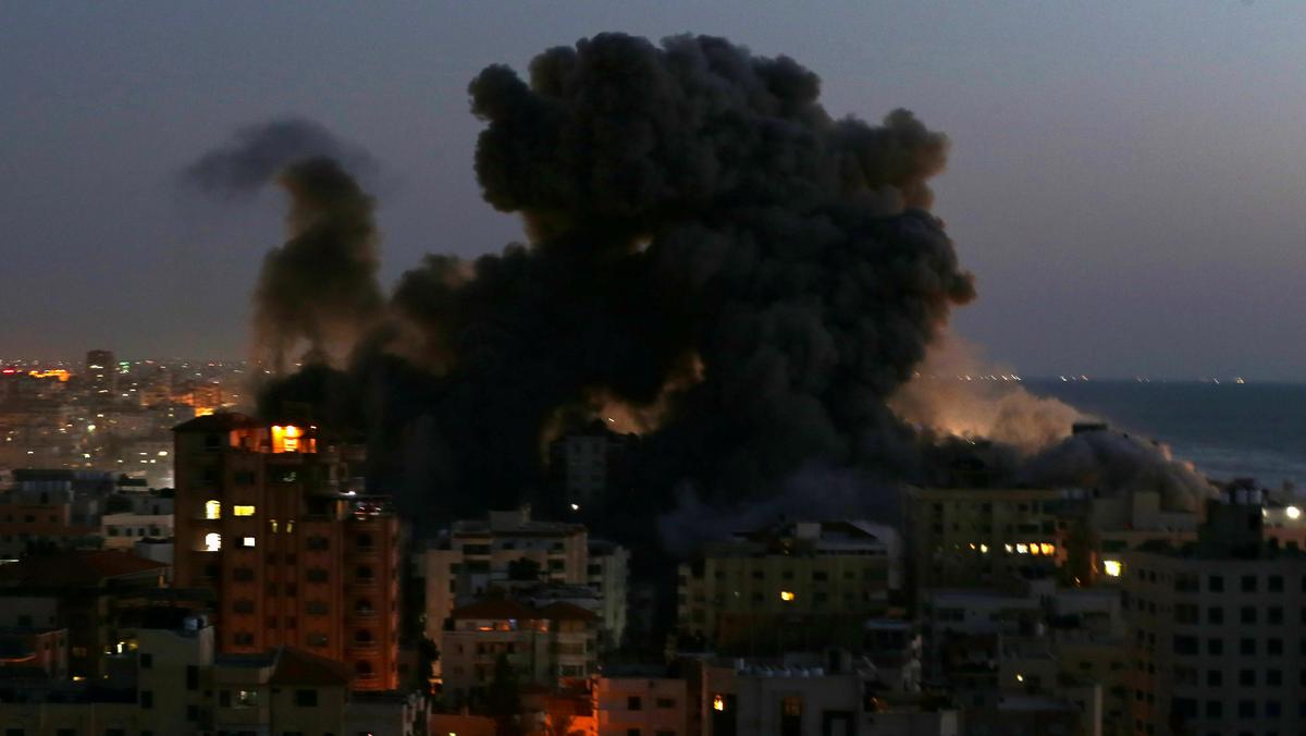 Budynek zniszczony przez izraelskie lotnictwo w czasie bombardowań w Gazie