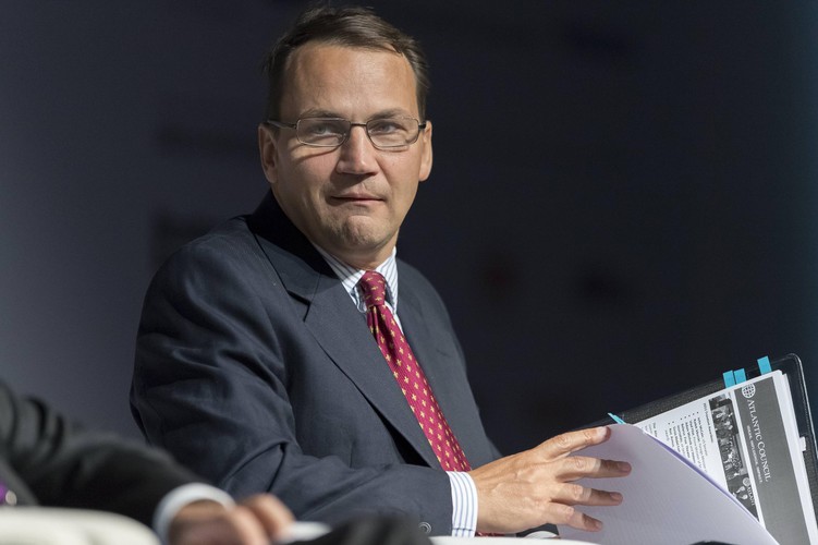 <b>Miejsce 6. Radosław Sikorski, minister spraw zagranicznych </b><br />W ostatnim roku zarobił: <b>203 232,97 zł</b><br />Sikorski stoi na czele polskiej dyplomacji, pisze książki i dzierżawi należące do siebie grunty.