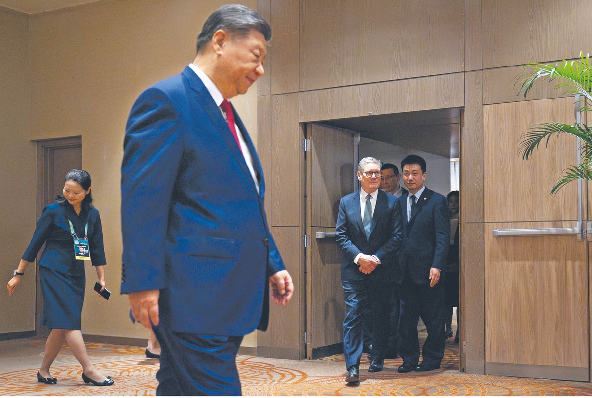 Keir Starmer i Xi Jinping udają się na dwustronne spotkanie podczas szczytu G20 w Rio de Janeiro. 18 listopada 2024 r.