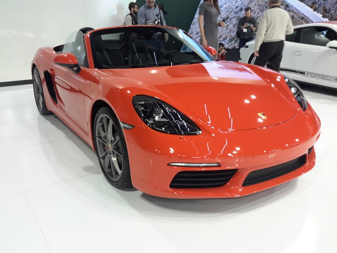 Porsche przygotowało dwie premiery – model 911R i Boxster 718 (na zdjęciu). Drugi model nawiązuje do wersji z lat sześćdziesiątych. Pojazd będzie wyposażony w czterocylindrowe silniki z turbodoładowaniem, które zdaniem producenta mają być nie tylko mocniejsze, ale przede wszystkich bardziej oszczędne.