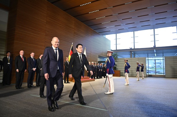 Olaf Scholz i Fumio Kishida przybywają na ceremonię warty honorowej w oficjalnej rezydencji premiera w Tokio, Japonia, 18 marca. Fotograf: David Mareuil/Anadolu Agency/Bloomberg