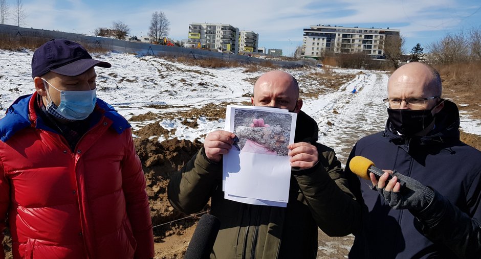 Radni PiS prezentują zdjęcia kości