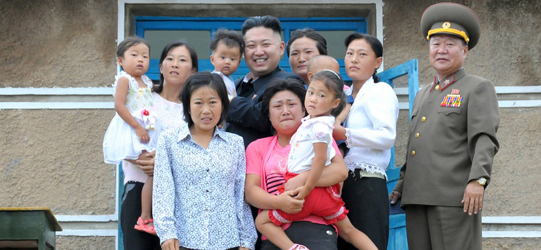 Przerażona rodzina pozuje do zdjęcia z dyktatorem