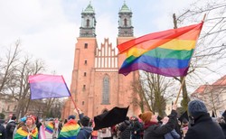 Manifa pod Katedrą. Feministki: Z ambon wzywa się do prześladowania uchodźców czy osób LGBT
