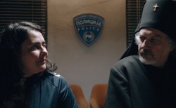 "Bóg istnieje, a jej imię to Petrunia". Kobieta wstaje z kolan. Co za bluźnierstwo! [RECENZJA]