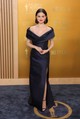 Selena Gomez egy mélykék Celine ruhában tündökölt, amely elegáns, váll nélküli kivágással tette igazán érzékivé a végeredményt. A ruhakölteményt egy fekete, pántos szandállal és Messika ékszerekkel egészítette ki, beleértve jegygyűrűjét is, amelyet vőlegényétől, Benny Blancótól kapott. Haját lágyan hullámos bob stílusban viselte, középen elválasztva, megjelenését pedig egy élénk piros rúzzsal tette teljessé. 
