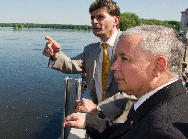 Kaczyński na wałach wbija szpilę Tuskowi