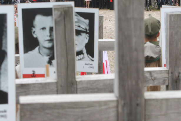 Uroczyste obchody 77. rocznicy obławy augustowskiej na Wzgórzu Krzyży w Gibach
