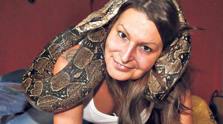 Elbűvölő kígyóbűvölő lett Zsana