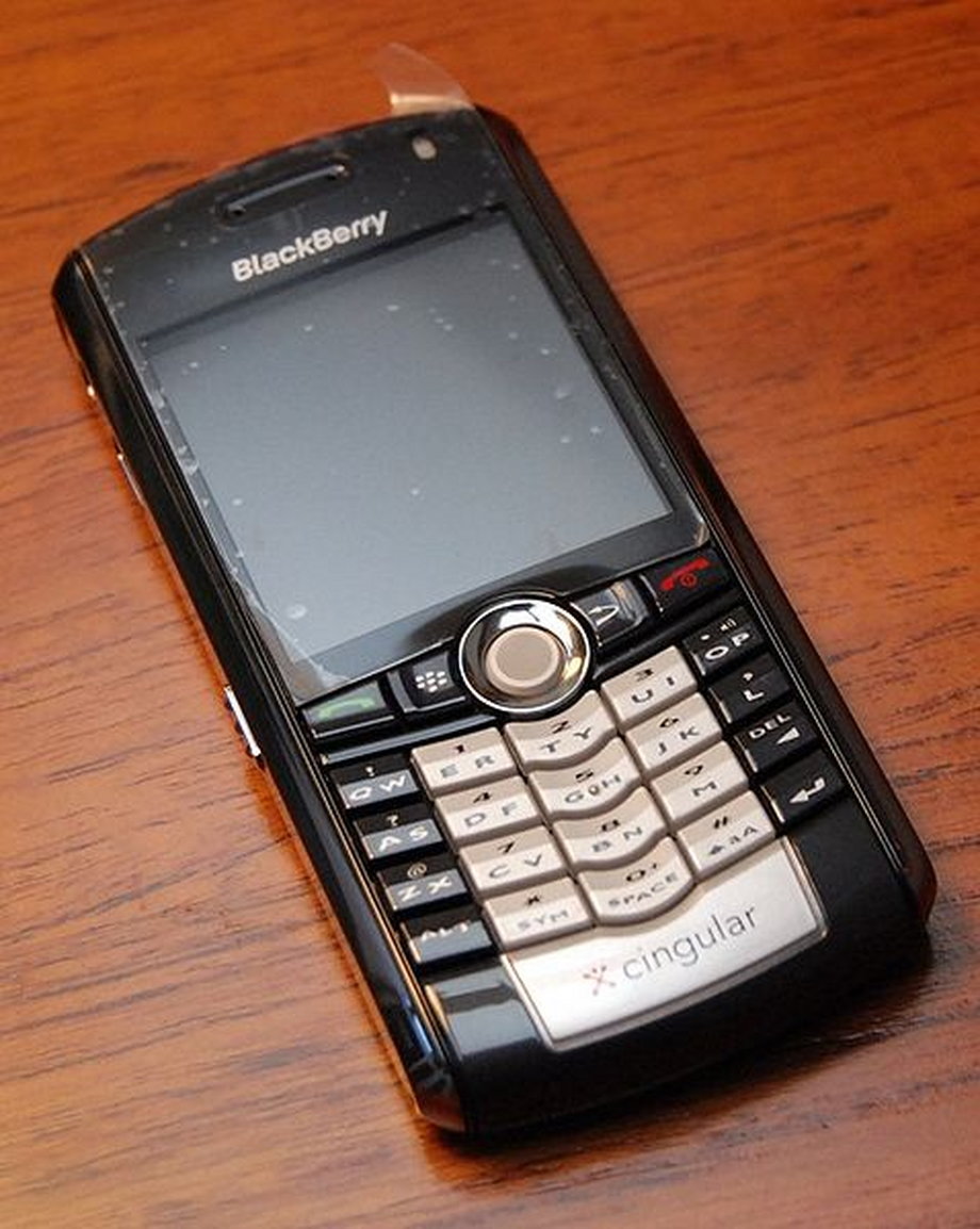 Wcześniejsze modele BlackBerry obsługiwano za pomocą kółka na bocznej krawędzi telefonu. BlackBerry Pearl 8100 w 2006 roku wprowadził trackball, który pozwalał na przesuwanie znacznika wyboru na ekranie w pionie i w poziomie. Zamiast klawiatury QWERTY telefon korzystał z rozwiązania zwanego „SureType”, w którym dwie litery przyporządkowano do każdego z klawiszy.