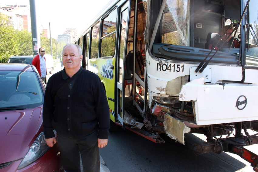 Srba Simijonović pored slupanog autobusa