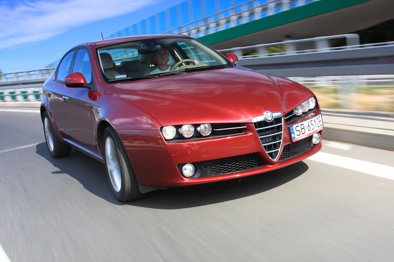 Alfa Romeo zawsze przyciągała urodą i osiągami. Model 159 dziś nie kosztuje już dużo, a na rynku wtórnym można znaleźć wiele ofert sprzedaży tego auta w różnych wariantach silnikowych i nadwozia.