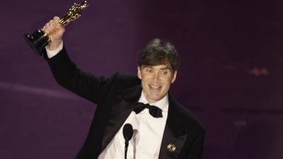 Cillian Murphy ze statuetką Oscara