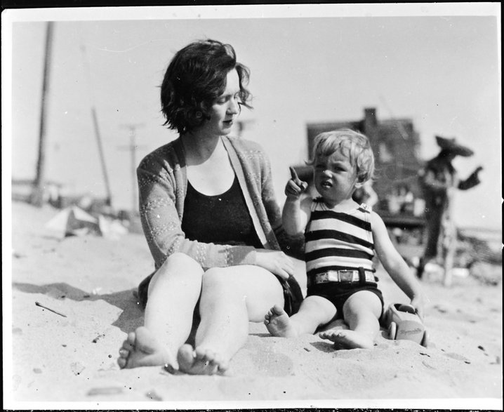 Norma z matką Gladys na plaży (ok. 1929 r.) 