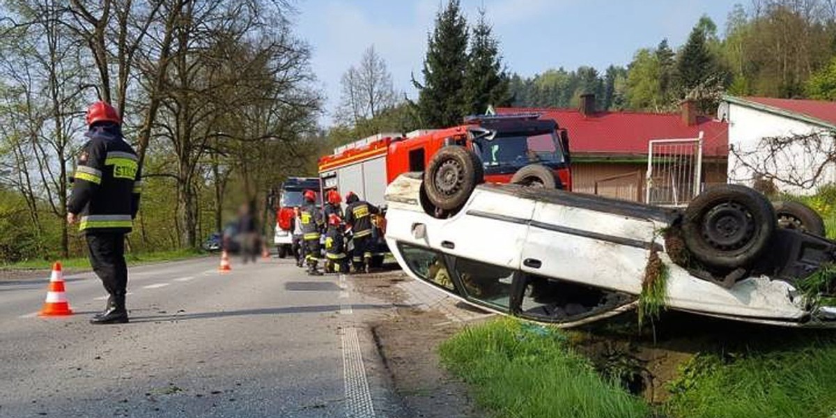 19-latek jechał na maturę i wpadł do rowu