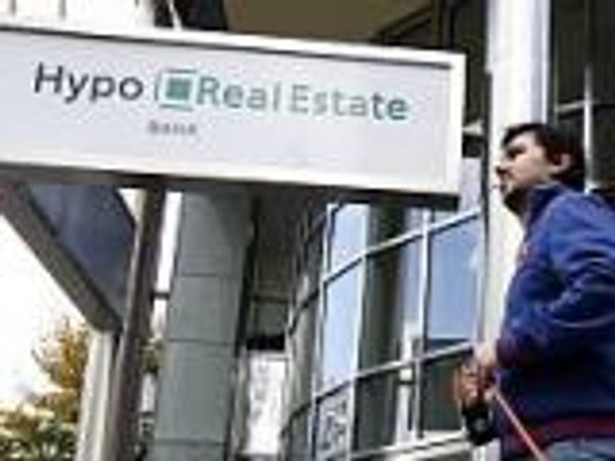 Hypo Real Estate Holding, drugi w Niemczech największy bank hipoteczny nie utrzymałby się na poiwerzchni bez pomocy rządu i innych banków. Fot. Bloomberg News