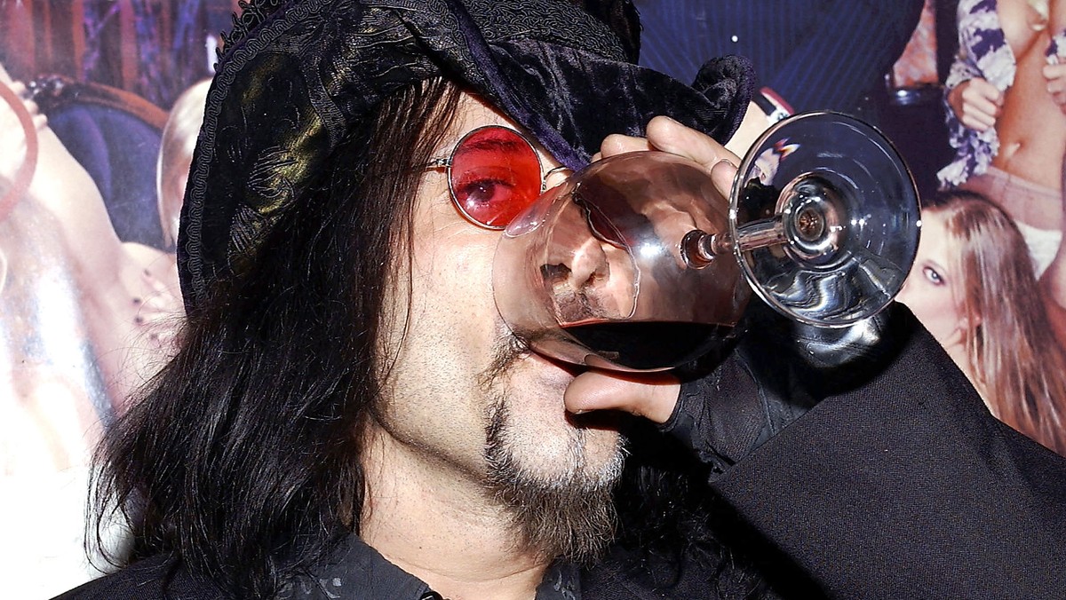 Al Jourgensen postanowił sam zgłosić się na odwyk. Piosenkarz w 2013 roku przyznał, że nadużywa alkoholu i stanowi to dla niego problem. Na swoim Facebooku opublikował wpis, z którego wynika, że trzeciego lutego artysta znajdzie się w klinice odwykowej.