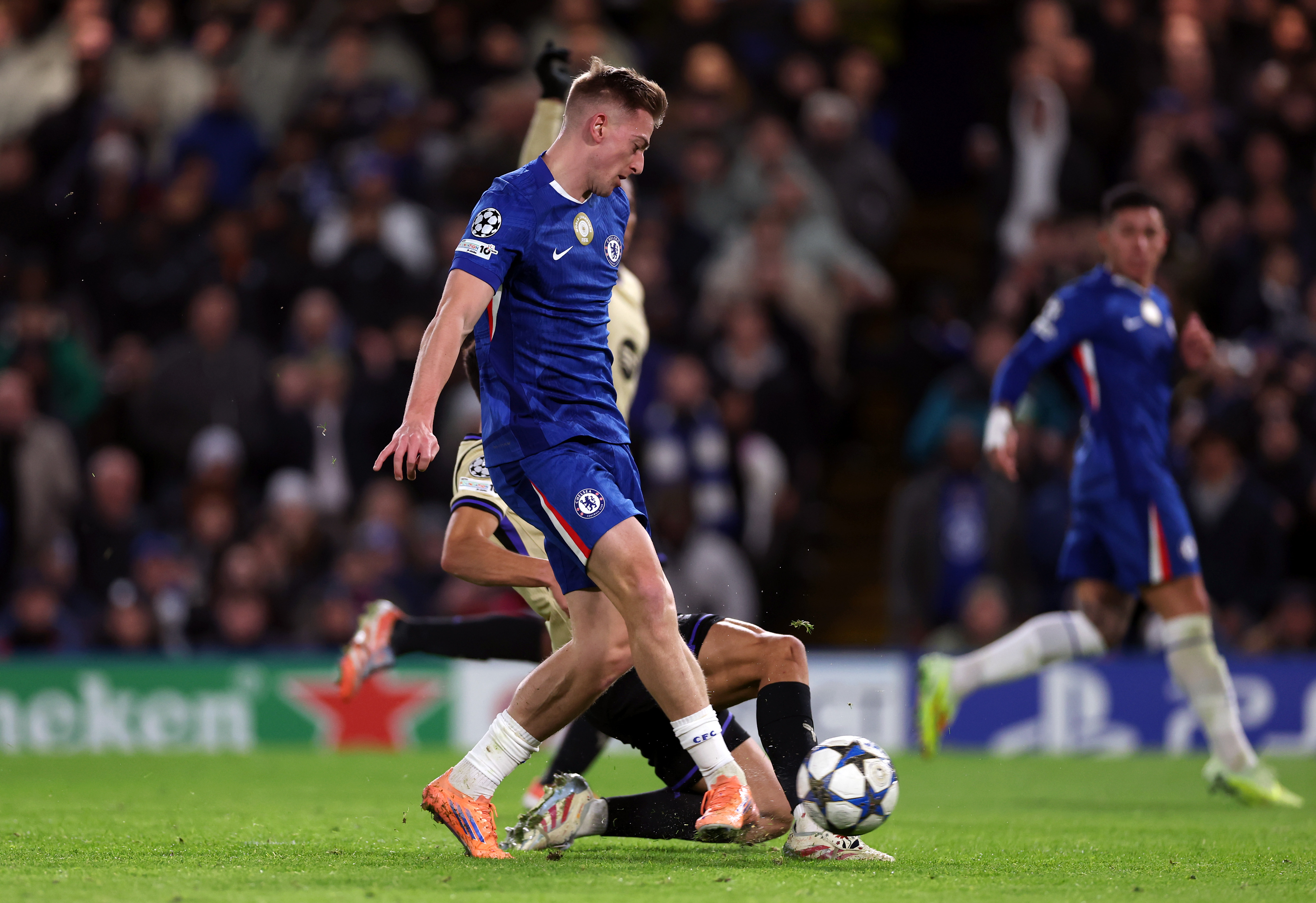 Expulsión de Araujo y goleada 0-3: Barcelona se hunde en Stamford Bridge